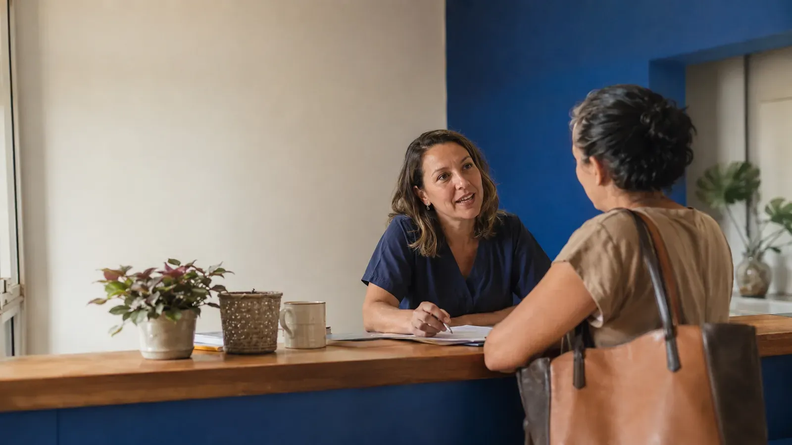 Tela de smartphone mostrando conversa no WhatsApp entre paciente e atendente virtual de clínica médica